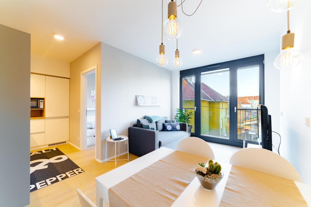 Monochrome Urban Hoodie Appartement